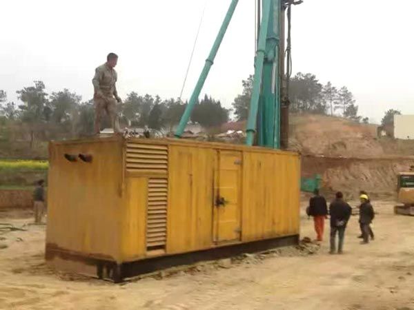 平房如何判断水冷式机油散热器密封件是否需要更换？
